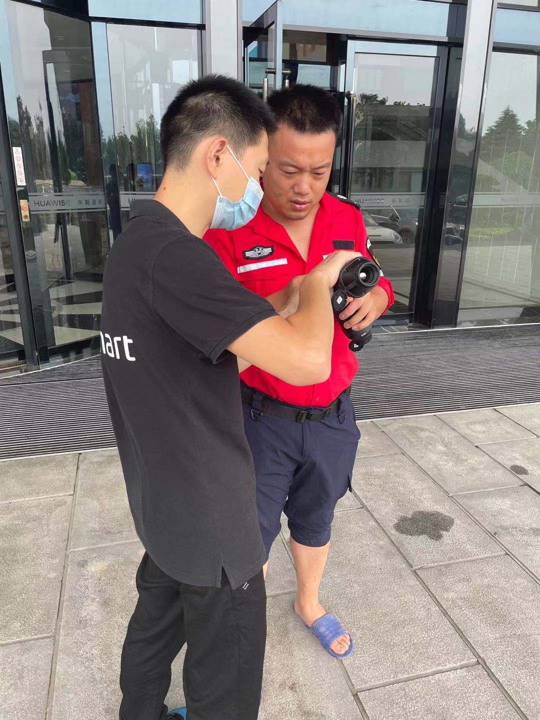 60fa51f59cad4.jpg 為搜救隊(duì)人員進(jìn)行操作培訓(xùn) (2).jpg