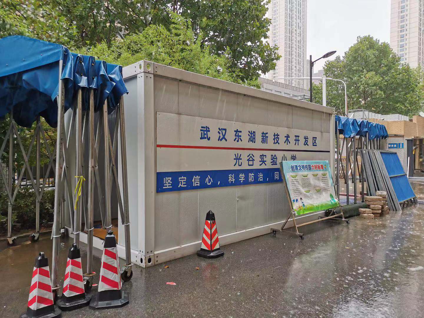 611b5882f3a5f.jpg 售后人員對紅外測溫設備正進行巡檢1.jpg