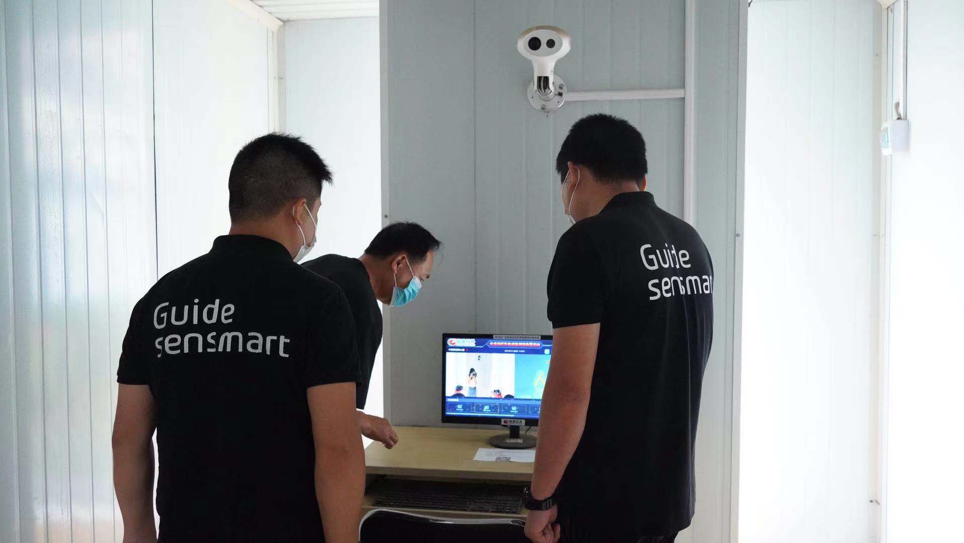 611b5889a524d.jpg 售后人員對紅外測溫設備正進行巡檢2.jpg